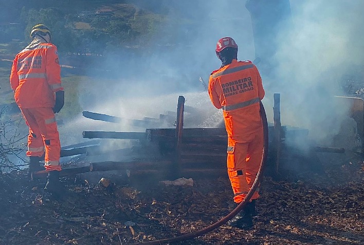 Bombeiros combatem incêndio em lote no Amoras