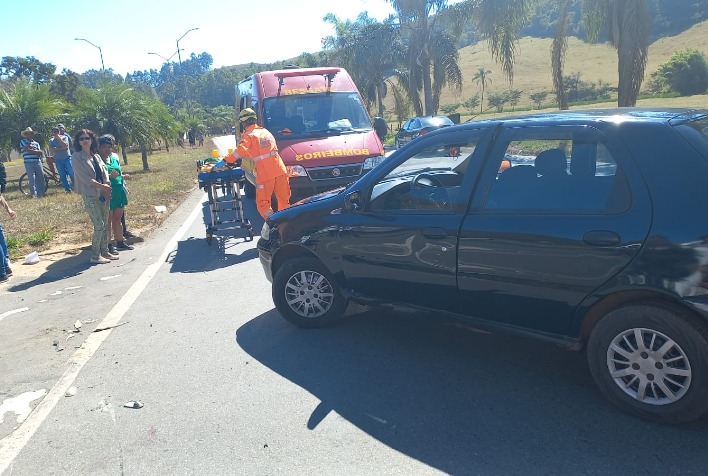 Colisão entre carro e moto deixa feridos no trevo de Coimbra