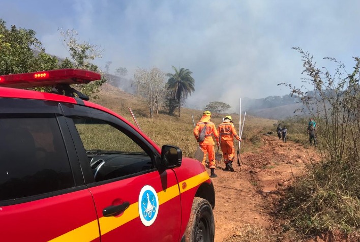 Incêndio atinge vegetação entre os bairros Júlia Mollá e Santo Antônio