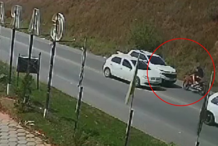 VÍDEO: acidente que feriu motociclista foi causado por ultrapassagem em local proibido