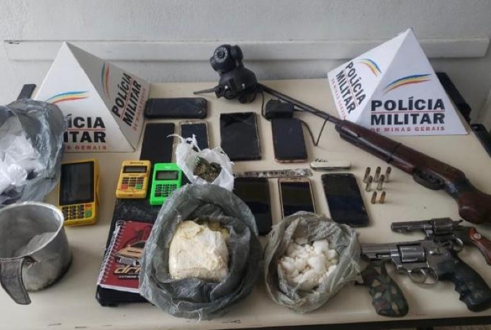 Operação da PM resulta em apreensão de armas e drogas em Coimbra