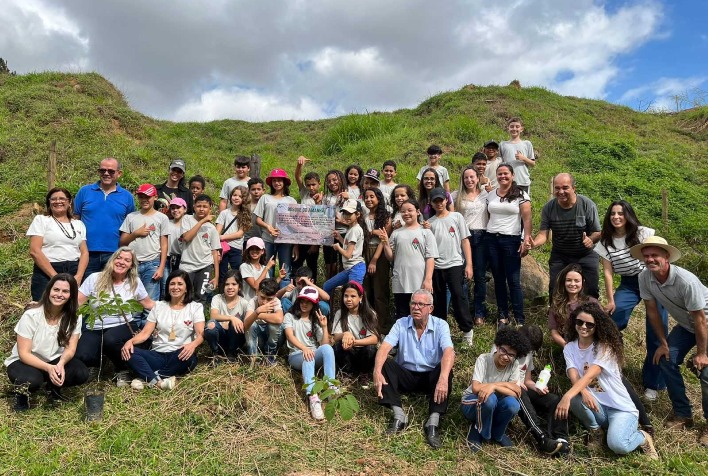 Estudantes de Viçosa plantam 62 árvores em homenagem ao Dia da Árvore