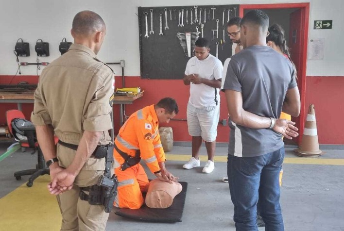 Motofretistas de Viçosa recebem capacitação em direção defensiva e primeiros socorros