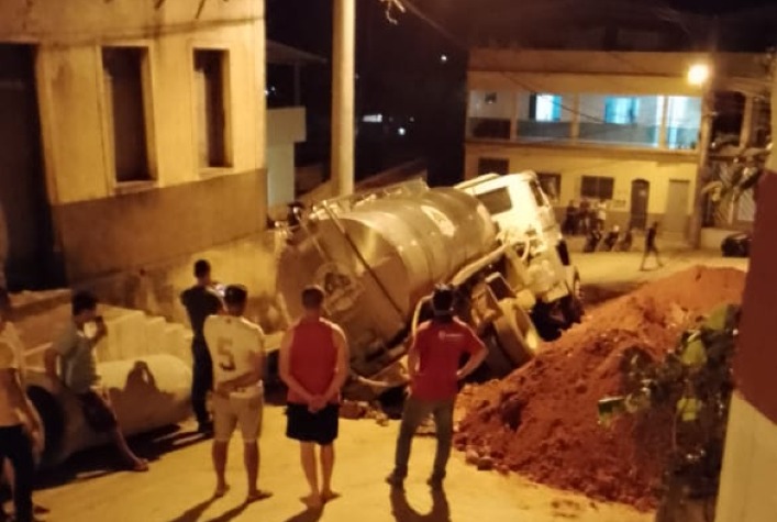 Vídeo: caminhão de leite cai em buraco de obra da prefeitura em Porto Firme