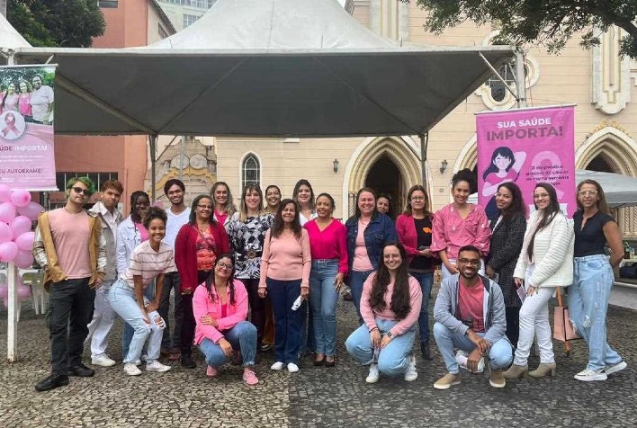 Secretaria de Saúde promoveu ações na Praça Silviano Brandão em alusão ao Outubro Rosa