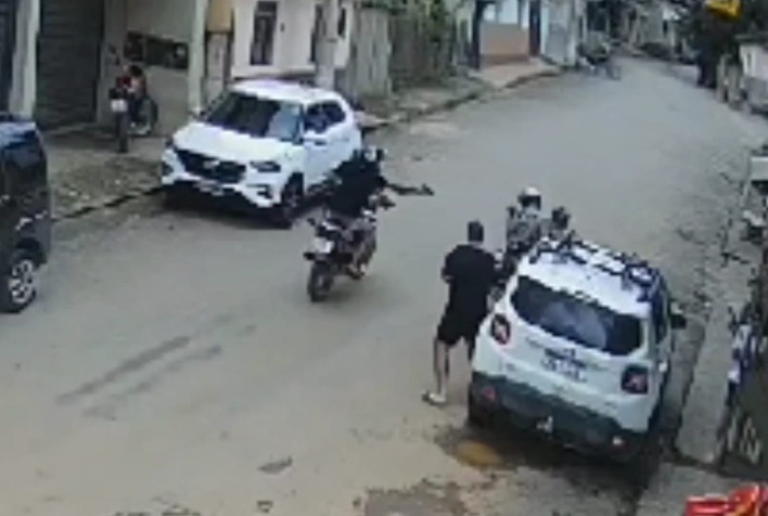 VÍDEO: Dupla em moto persegue e atira em rivais em Canaã