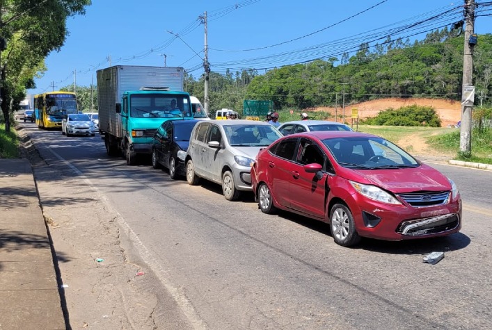 Engavetamento entre seis veículos deixa trânsito lento na Castelo Branco