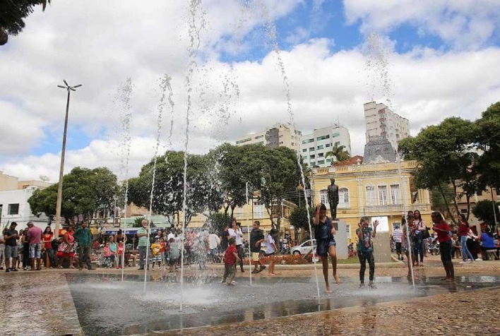 Prefeitura de Viçosa inicia testes para reativação da fonte da praça Silviano Brandão