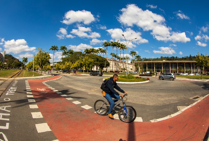 UFV reforça fiscalização com blitze da PM para garantir respeito às ciclofaixas