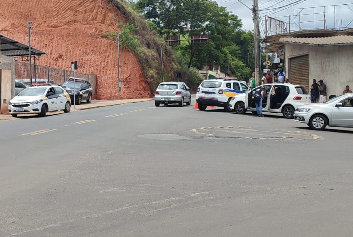 Homem é morto a tiros dentro de veículo de aplicativo em Viçosa