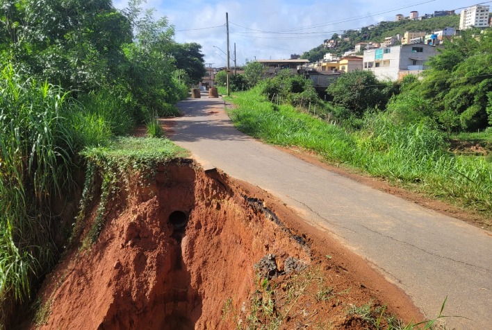 Erosão aumenta e ameaça passagem sobre córrego no Vale do Sol