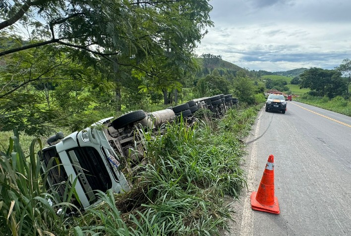 Carreta bitrem tomba na MG-265 entre Ubá e Rio Pomba