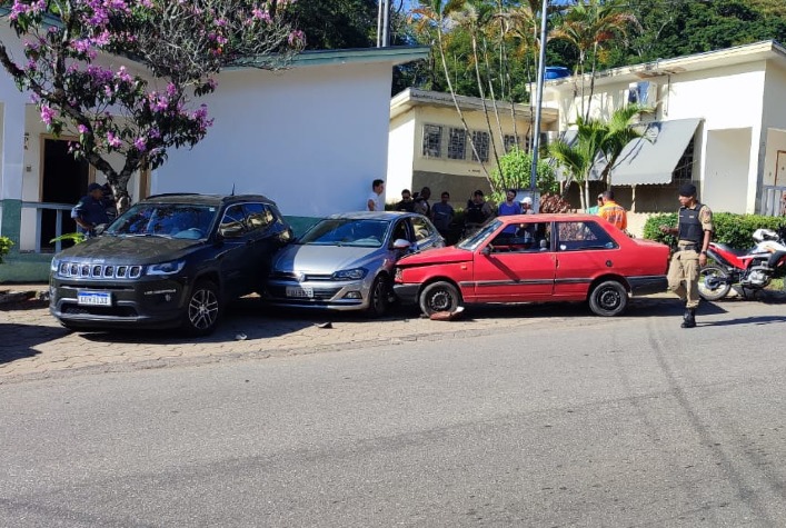 Motorista passa mal e bate em carros estacionados na Vila Giannetti
