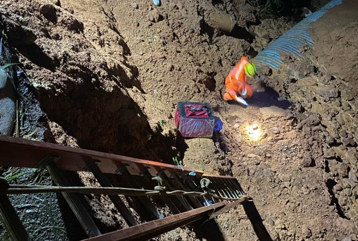 Motoboy é resgatado por bombeiros após cair em cratera no Vale do Sol, em Viçosa