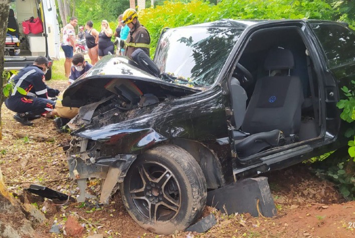 Carro bate em árvore e motorista fica preso às ferragens na MGC 265