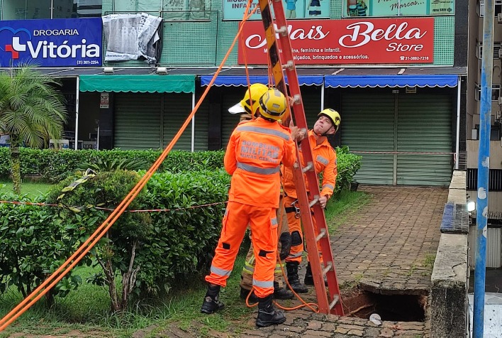 Homem cai em buraco após calçamento ceder em Viçosa