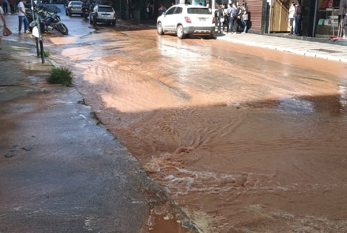 Rompimento de adutora do Saae causa transtornos no centro de Viçosa