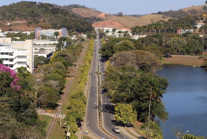 Reta da UFV tem trânsito interrompido para poda da grama do canteiro nesta quinta-feira