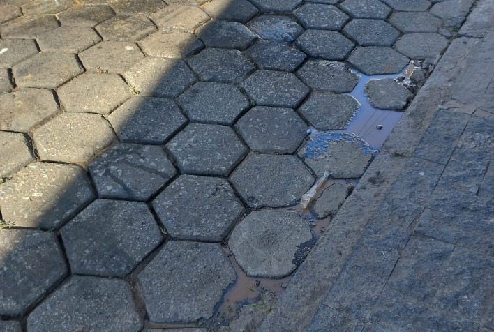 Derrame de chorume de caminhões de lixo espalha mau cheiro e incomoda moradores