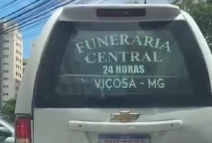 Vídeo que mostra pé balançando em carro de funerária em Viçosa viraliza