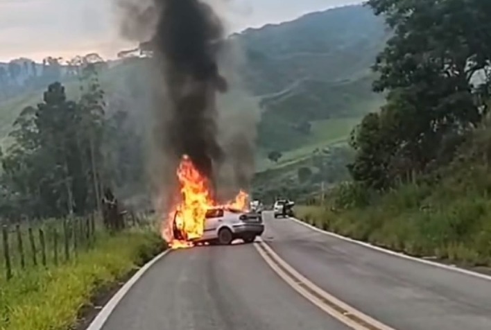 Fogo consome carro após retirada de motorista que sofreu acidente na rodovia entre Viçosa e Porto Firme