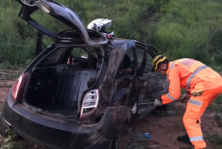 Filha e mãe são resgatadas por bombeiros após carro cair em ribanceira em Viçosa