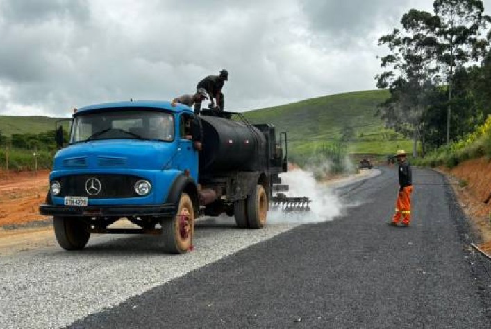 Pavimentação da MG-280 entre Paula Cândido e Divinésia atinge 20% dos serviços executados