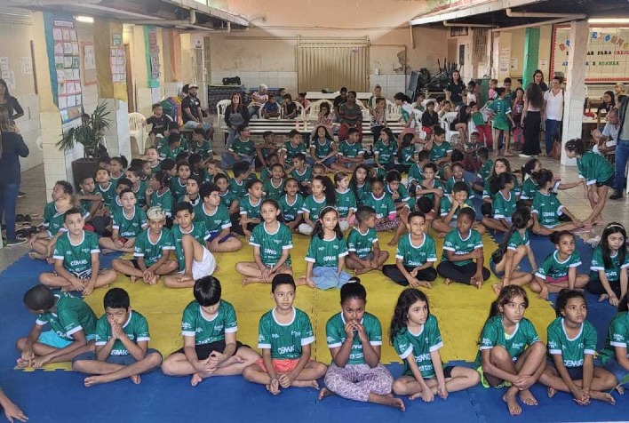 Projeto Judô nas Escolas realiza entrega de uniformes em Viçosa