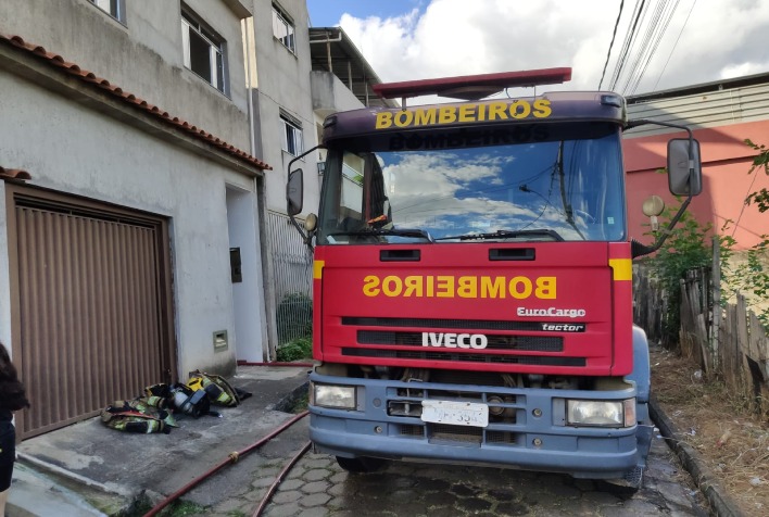 Bombeiros combatem incêndio em quarto de residência no Santo Antônio