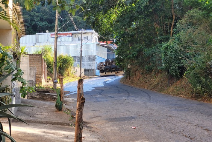 Caminhão carregado com combustíveis tomba na subida para o Nova Viçosa