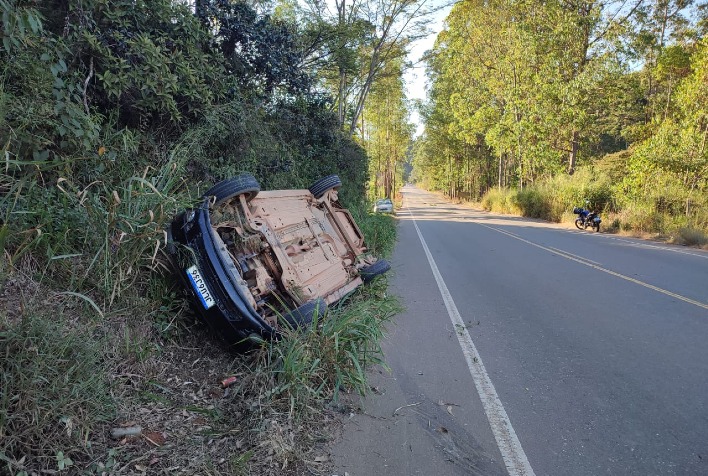 Motorista fica ferida após carro capotar na Paula