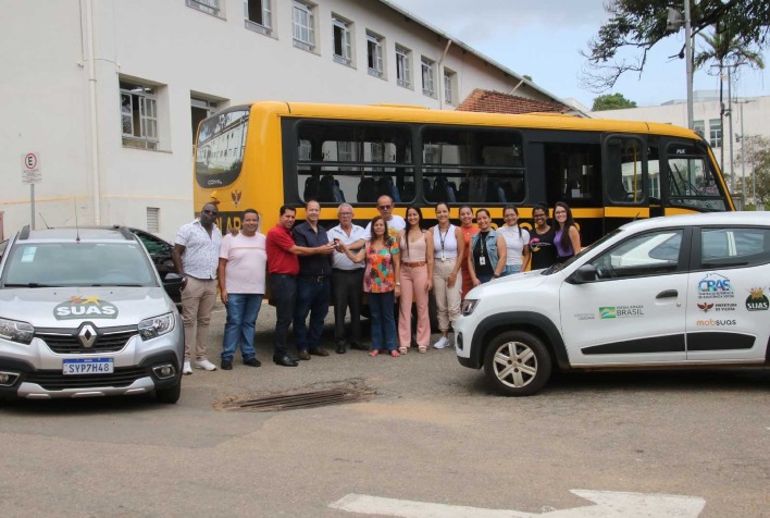 Secretarias de Educação e Assistência Social recebem novos veículos