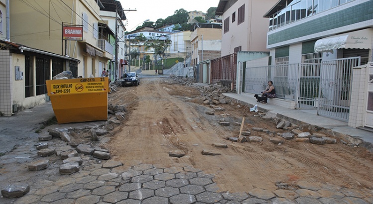 Prefeitura inicia asfaltamento da Av. Olívia de Castro e da Rua Madre Maria das Neves