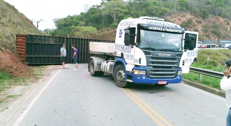 Contêiner cai na pista e interdita por quase 4 horas a MGC-265