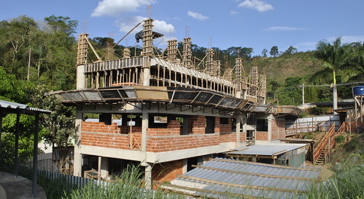 Falta de pagamento atrasa obra do Ambulatório Médico da UFV na cidade