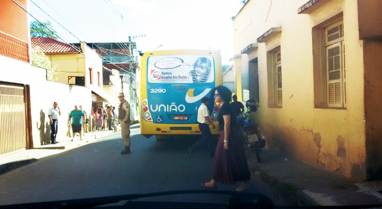 Colisão entre coletivo e bicicleta na Rua dos Passos