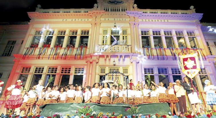 Começou a ser montada em Viçosa a decoração de Natal