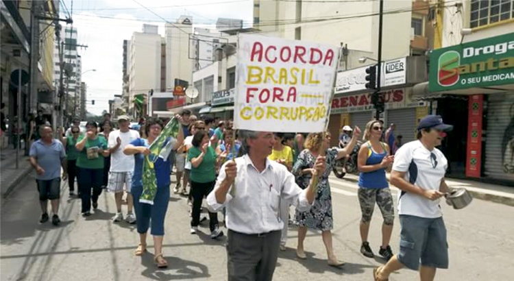 Poucos viçosenses no protesto pelo Impeachment