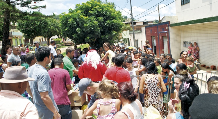 Prefeitura distribui brinquedos de Natal para milhares de crianças