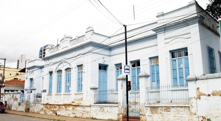 Iniciada a restauração da fachada histórica da Escola Edmundo Lins