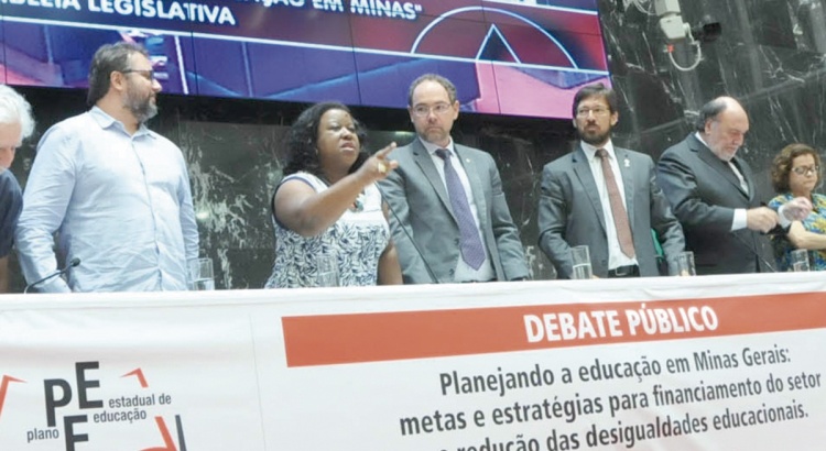 Conduzido por Paulo Lamac, debate na ALMG é marcado por emoção e defesa de “banho de humanidade” na educação