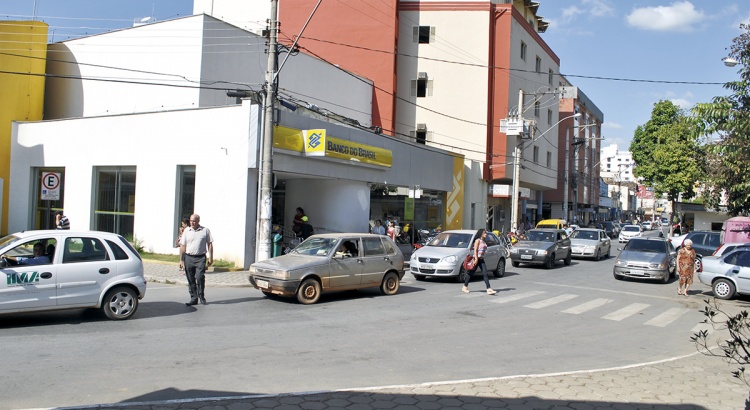 Polícia prende dois por assalto na porta de agência bancária