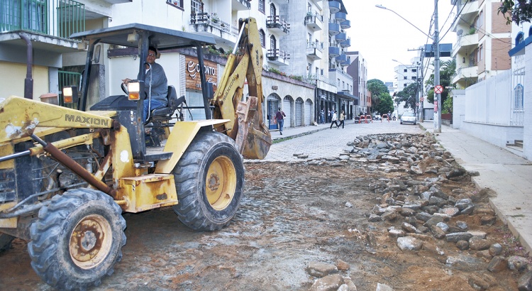 PMV inicia retirada de bloquetes em obra de asfaltamento