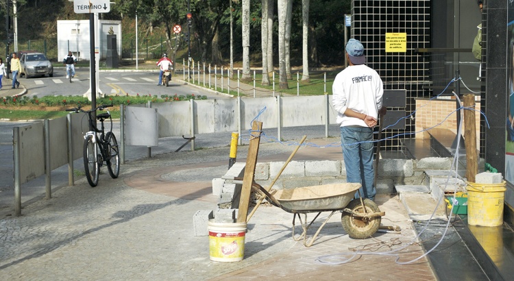 Obra de acessibilidade é interrompida no centro