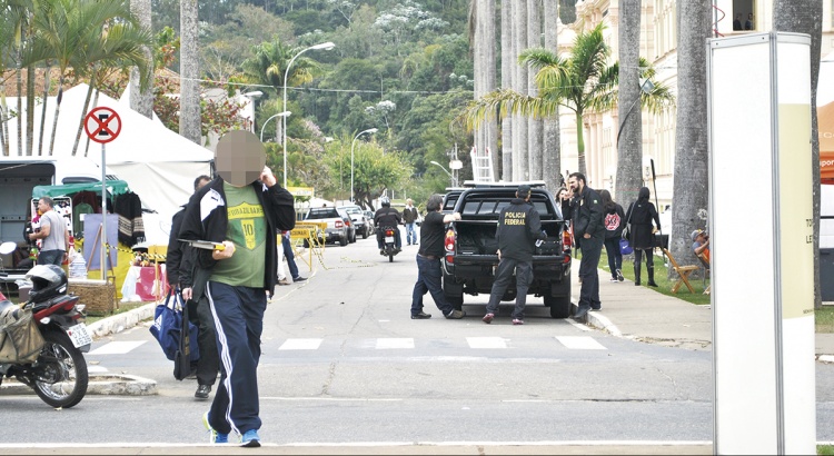 Polícia Federal prende dois funcionários por envolvimento e desvio de verbas na UFV