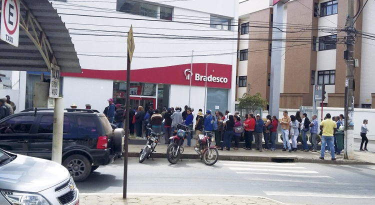 Filas intermináveis no Bradesco de Viçosa