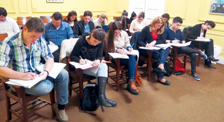 Estrangeiros tentam certificado de proficiência em português em universidades mineiras