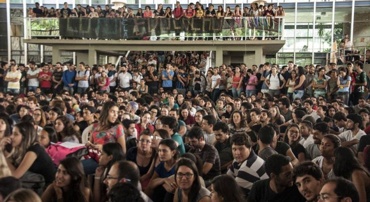 Estudantes da UFV deflagram greve