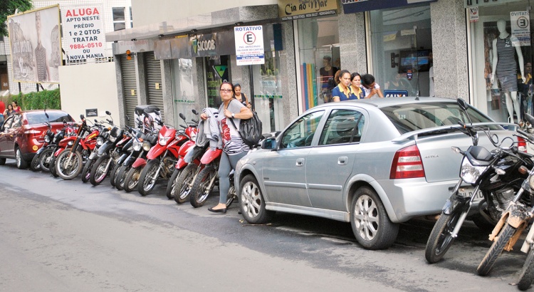 Moradora reclama de estacionamento