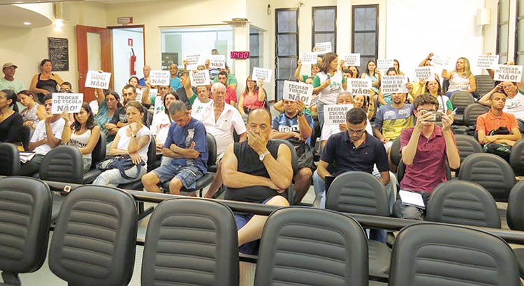 População protesta pela Escola Almiro Paraíso